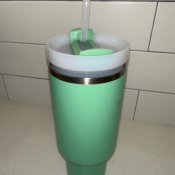 Stanley Green Tumbler with Handle - Picture 5 of 10